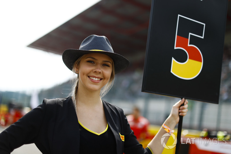 Chica de la parrilla de Sebastian Vettel, Ferrari