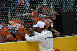 Lewis Hamilton, Mercedes AMG F1 festeggia nel parco chiuso e firma autografi ai fan