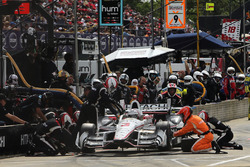 Helio Castroneves, Team Penske Chevrolet, pit action
