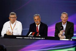 Ross Brawn, directeur de la compétition de la FOM, Chase Carey, directeur exécutif du Formula One Group et Sean Bratches, directeur des opérations commerciales du Formula One Group