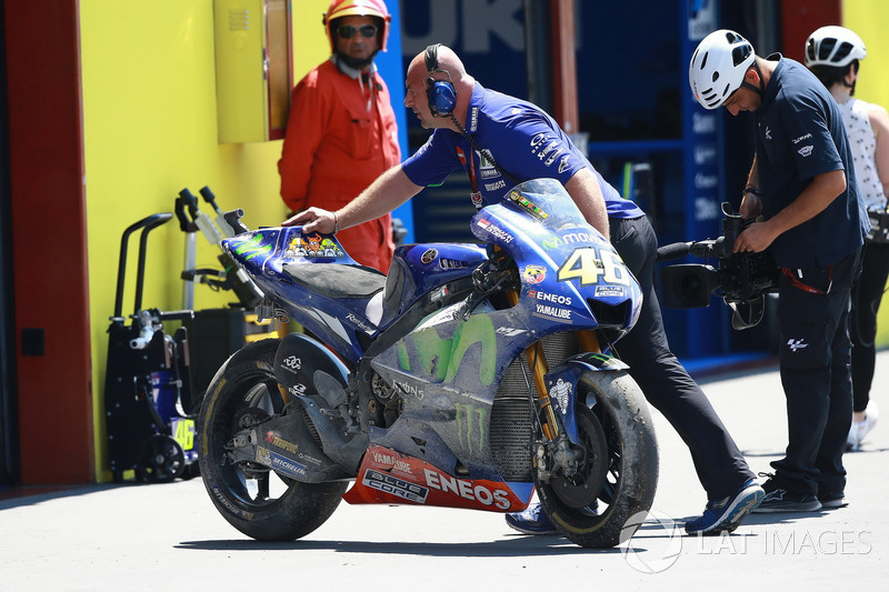 Valentino Rossi, Yamaha Factory Racing, crashed bike