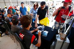 Romain Grosjean, Haas F1 Team, Fernando Alonso, McLaren