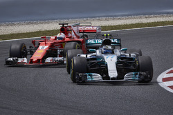 Valtteri Bottas, Mercedes AMG F1 W08, Sebastian Vettel, Ferrari SF70H