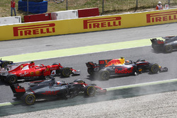 Max Verstappen, Red Bull Racing RB13, Kimi Raikkonen, Ferrari SF70H, rejoin in vain after a collision at the start that would lead to their retirements