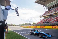 Arjun Maini, Jenzer Motorsport wint race twee