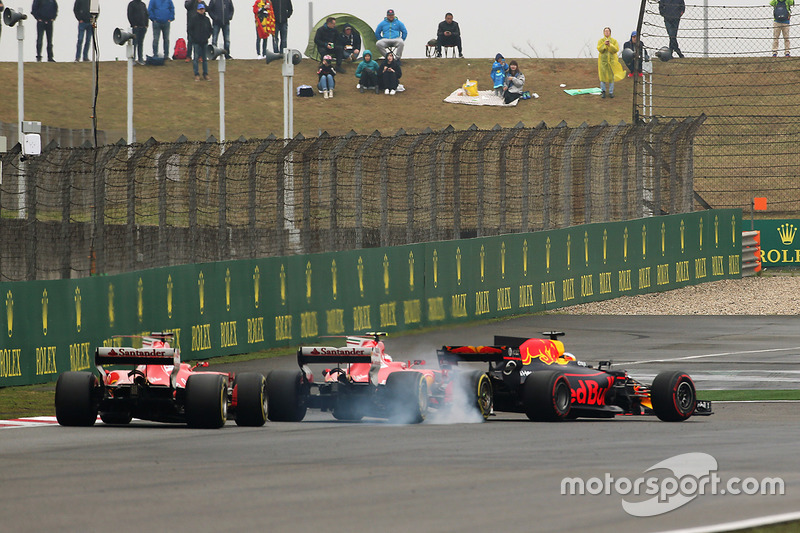 Daniel Ricciardo, Red Bull Racing RB13, leads a locked-up Kimi Raikkonen, Ferrari SF70H and Sebastian Vettel, Ferrari SF70H