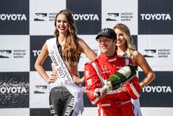 Sébastien Bourdais, Dale Coyne Racing Honda, sabre le champagne