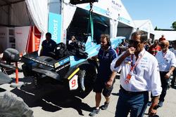 La monoposto di Sébastien Buemi, Renault e.Dams, viene riportata ai box dopo l'incidente