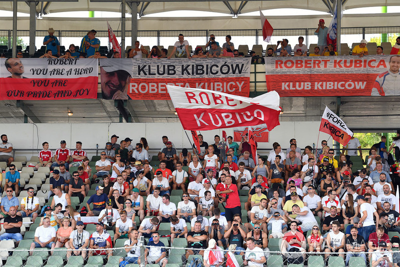 Robert Kubica, Renault Sport F1 Team RS17 fans and banners