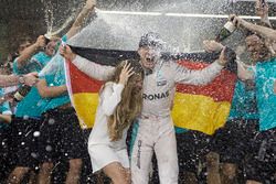 Nico Rosberg, Mercedes AMG F1 celebrates his World Championship with wife Vivian Rosberg and the team