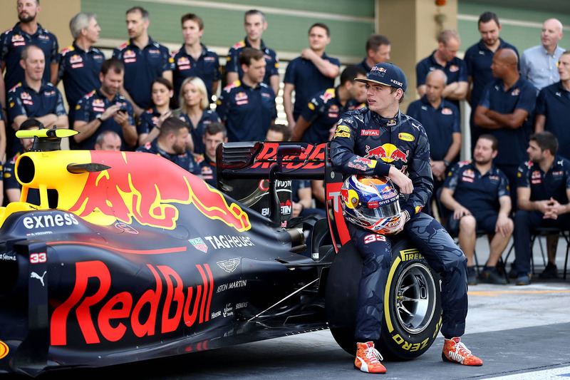 Max Verstappen, Red Bull Racing en una fotografía de equipo