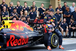 Max Verstappen, Red Bull Racing en una fotografía de equipo