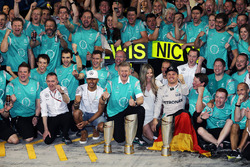 Нико Росберг, Mercedes AMG F1, с женой Вивиан Росберг и командой
