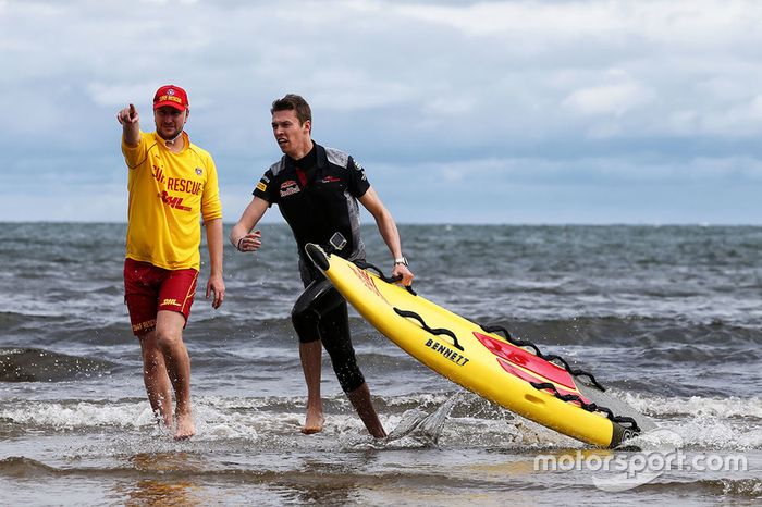 Daniil Kvyat, Scuderia Toro Rosso en St Kilda Beach con el St Kilda Club Salvavidas