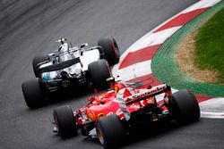 Valtteri Bottas, Mercedes AMG F1 W08, Kimi Raikkonen, Ferrari SF70H