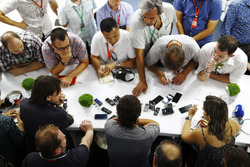 Fernando Alonso, McLaren, including Adam Cooper and Jonathan Noble, Motorsport.com Editor