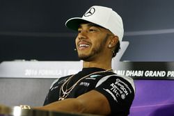 Lewis Hamilton, Mercedes AMG F1, durante la conferenza stampa FIA