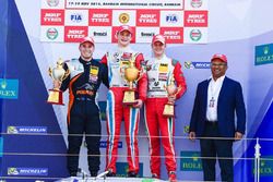 Podium: winnaar Ralf Aron, tweede Joey Mawson, derde Mick Schumacher