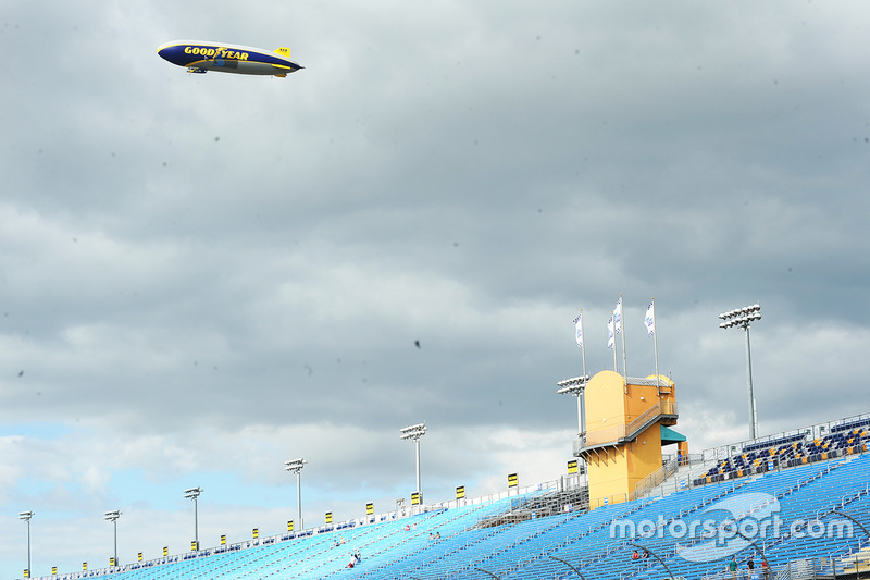 El dirigible de Goodyear vuela sobre Homestead-Miami Speedway