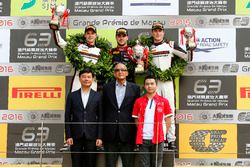 Podium: winnaar Laurens Vanthoor, Audi Sport Team WRT Audi R8 LMS; 2e plaats Earl Bamber, Manthey Ra