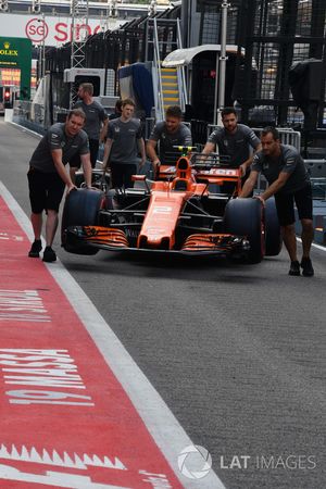 McLaren mechanics, McLaren MCL32