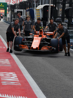 McLaren mechanics, McLaren MCL32