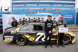 Ganador de la pole Martin Truex Jr., Furniture Row Racing Toyota