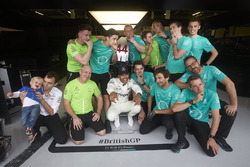 Льюис Хэмилтон с командой после гонки, Mercedes AMG F1