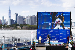 Podio: il vincitore della gara Sam Bird, DS Virgin Racing, il secondo classificato Jean-Eric Vergne,