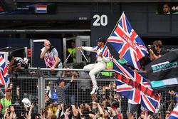 Lewis Hamilton, Mercedes AMG F1, ganador de la carrera, celebra con sus fans.