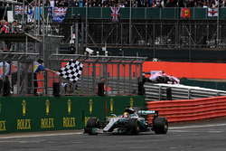 Race winner Lewis Hamilton, Mercedes-Benz F1 W08 takes the chequered flag