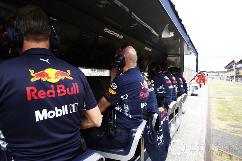 Пит-уоллы команд Red Bull Racing и Ferrari