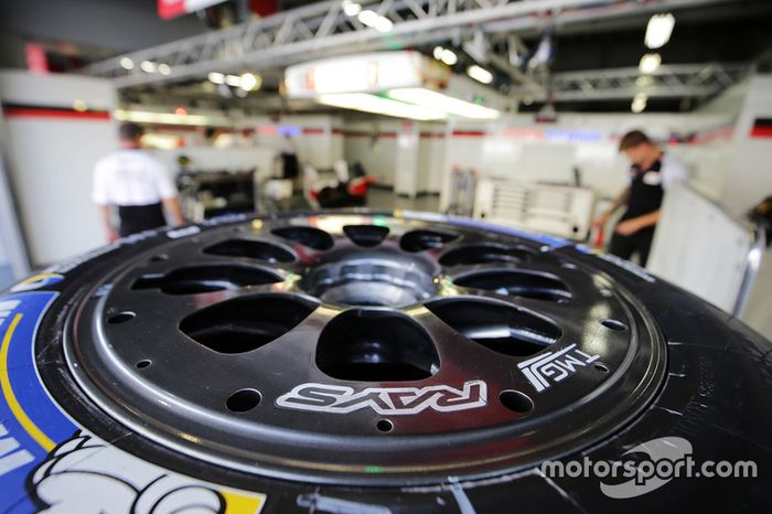 Une roue dans le garage Toyota