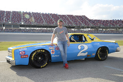 Dale Earnhardt Jr. mit dem Chevrolet Monte Carlo von Dale Earnhardt aus dessen Rookie-Saison 1979