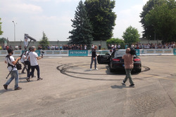 Valtteri Bottas si esibisce in un burn out sulla Mercedes C63 AMG