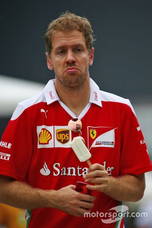 Sebastian Vettel, Ferrari, isst eine Süßigkeit