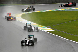 Lewis Hamilton, Mercedes AMG F1 W07 Hybrid mène devant son coéquipier Nico Rosberg, Mercedes AMG F1 W07 Hybrid