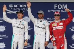 Top-drie: Nico Rosberg, Mercedes AMG F1, tweede; Lewis Hamilton, Mercedes AMG F1, pole; Kimi Raikkon