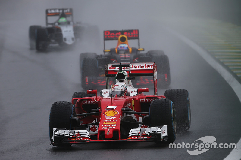 Sebastian Vettel, Ferrari SF16-H; Daniel Ricciardo, Red Bull Racing RB12