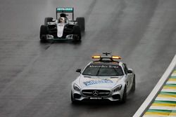 Lewis Hamilton, Mercedes AMG F1 W07 Hybrid mène derrière la voiture de sécurité