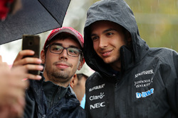 Esteban Ocon, Sahara Force India F1 fans selfie
