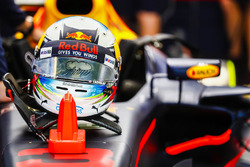 The helmet of Daniel Ricciardo, Red Bull Racing RB13, a rain cloud on the visor