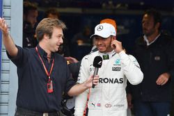 Polesitter Lewis Hamilton, Mercedes AMG F1 in gesprek met Davide Valsecchi, Sky Italia in parc ferme