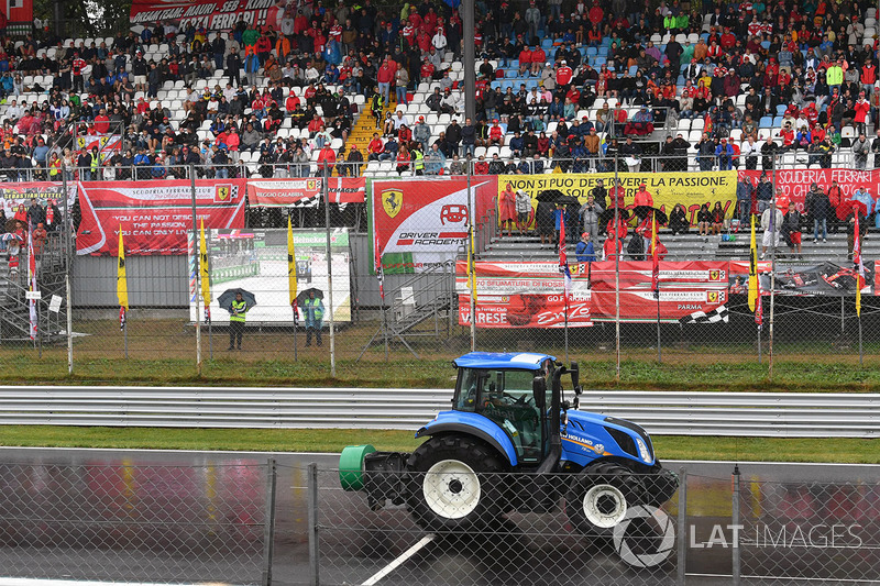 Tractor seca la pista
