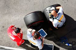 Сотрудники Ferrari и Pirelli работают рядом с шинами SuperSoft