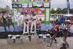 Podium : les vainqueurs Kris Meeke, Paul Nagle, Citroën World Rally Team, les deuxièmes Sébastien Ogier, Julien Ingrassia, M-Sport, les troisièmes Thierry Neuville, Nicolas Gilsoul, Hyundai Motorsport