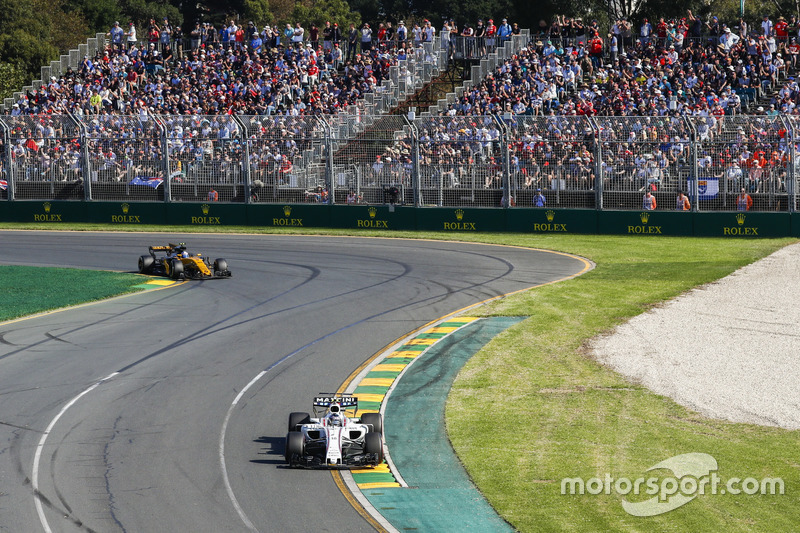 Lance Stroll, Williams FW40, leads Jolyon Palmer, Renault Sport F1 Team RS17