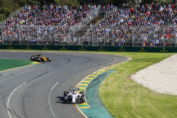 Lance Stroll, Williams FW40, leads Jolyon Palmer, Renault Sport F1 Team RS17