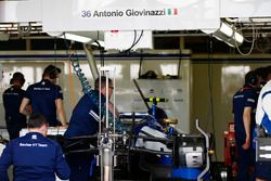 Les mécaniciens préparent la Sauber C36 pour Antonio Giovinazzi