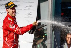 Sebastian Vettel, Ferrari, 1° classificato, festeggia la vittoria sul podio